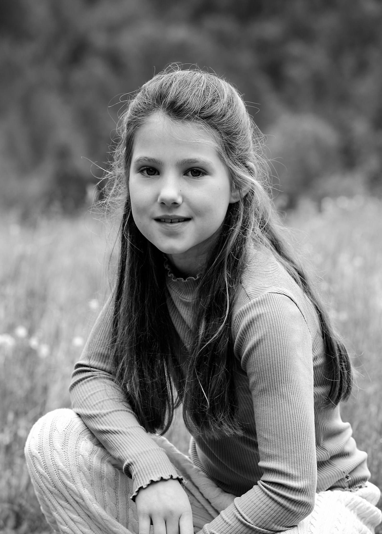 Schwarzweiß Portrait einer Schülerin im Freien. Outdoor Schulfotografie.