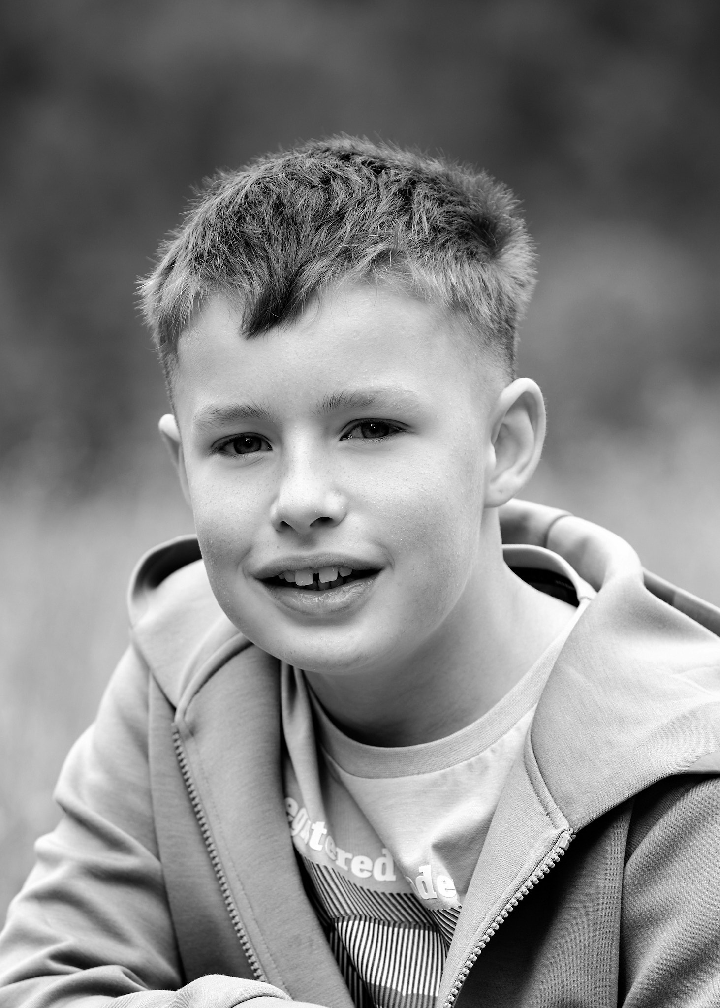 Schwarzweiß Portrait eines Schülers im Freien. Outdoor Schulfotografie.
