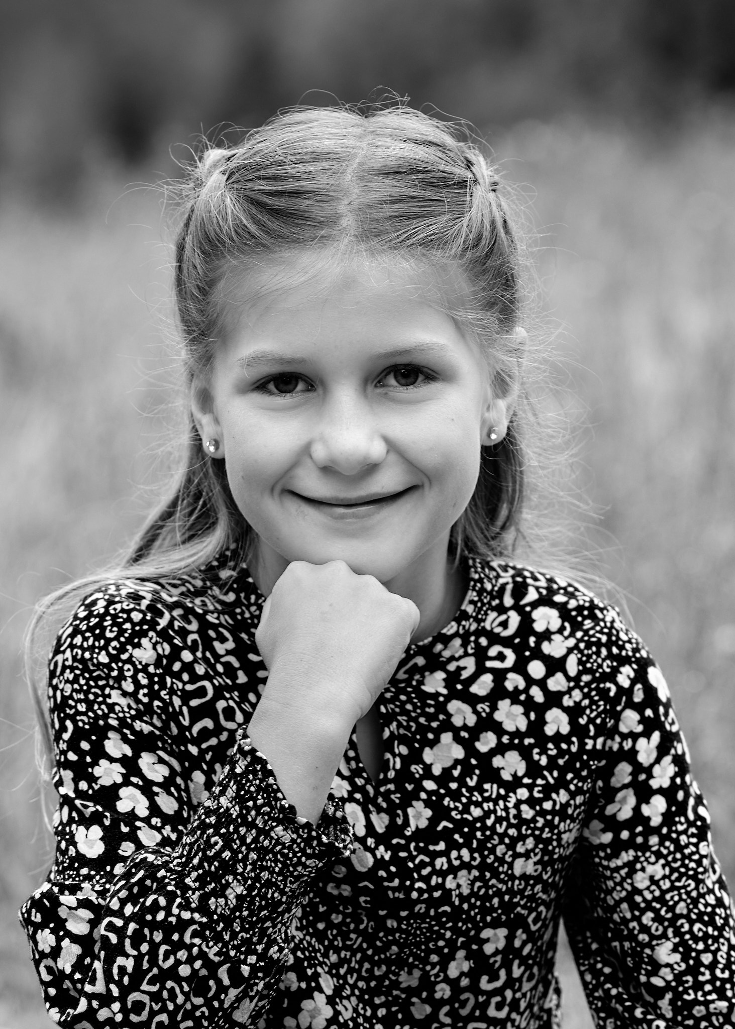 Schwarzweiß Portrait einer Schülerin im Freien. Outdoor Schulfotografie.